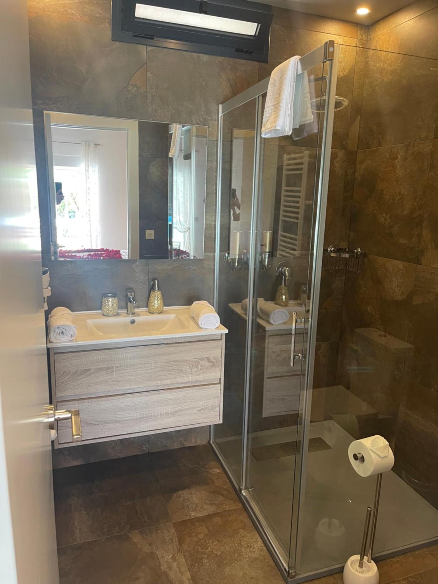 Suite Privada Frente A La Piscina Para 2 Personas Con Sofa Cama Para 2 Mas 4P No Es Casa Completa San Vicente Raspeig المظهر الخارجي الصورة